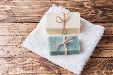 Spa ve sağlıklı yaşam konsepti üzerine ahşap arka plan. Sabun ve Terry havlu