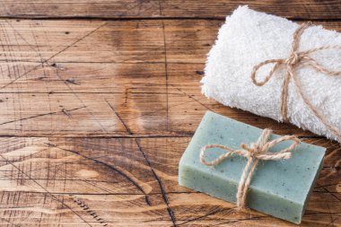 Spa ve sağlıklı yaşam konsepti üzerine ahşap arka plan. Sabun ve Terry havlu