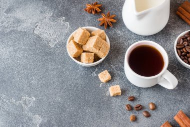Bir fincan kahve, kahverengi şeker ve tarçın ile Anason beton zemin üzerine. Kopya alanı.