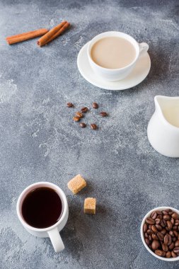 Bir fincan kahve, kahverengi şeker ve tarçın ile Anason beton zemin üzerine. Kopya alanı.