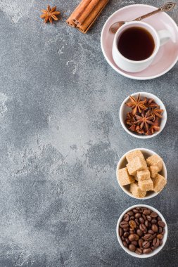 Bir fincan kahve, kahverengi şeker ve tarçın ile Anason beton zemin üzerine. Kopya alanı.