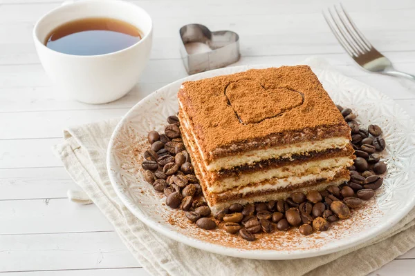 Deliziosa Torta Tiramisù Con Chicchi Caffè Piatto Una Tazza Caffè — Foto Stock