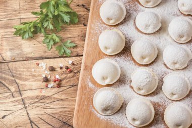 Çiğ köfte mutfak Ahşap Doğrama tahtası üzerinde. Kopya alanı