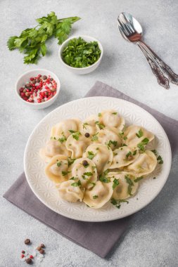 Geleneksel pelmeni, ravioli, tabakta etle dolu hamur tatlısı, Rus mutfağı..