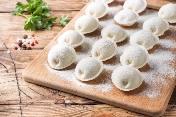 Albóndigas Crudas Una Tabla Cortar Madera Cocina —  Fotos de Stock