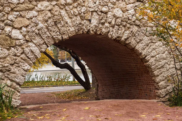 Arco Textura Piedra Gris Vieja Vista Del Parque Ciudad — Foto de Stock