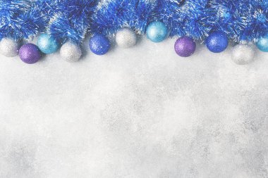 Noel topları mavi ve gri arka plan üzerine gelin teli. Yeni yıl kavramı ve sahne. Kopya alanı