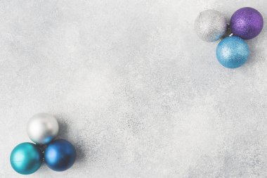 Noel topları mavi ve gri arka plan üzerine gelin teli. Yeni yıl kavramı ve sahne. Kopya alanı