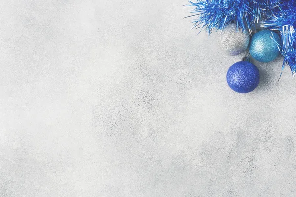 Blue Christmas Balls Bladgoud Grijze Achtergrond Nieuwjaar Concept Landschap Kopiëren — Stockfoto