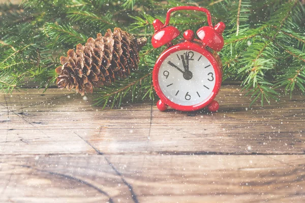 Рождественская Идея Красные Часы Ель Конусы Деревянном Фоне — стоковое фото