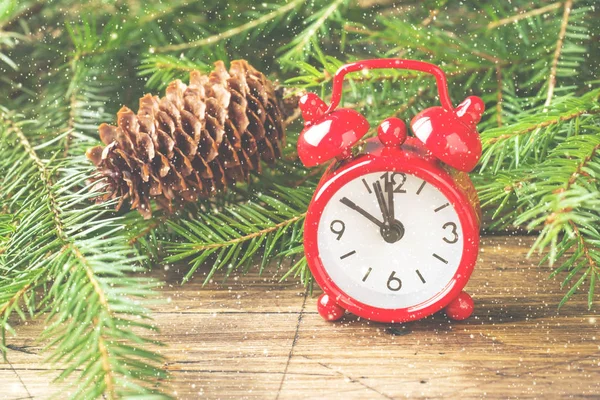 Рождественская Идея Красные Часы Ель Конусы Деревянном Фоне — стоковое фото