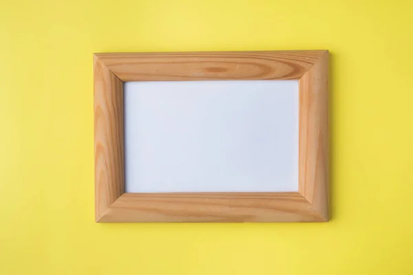 Marco Fotos Madera Sobre Fondo Amarillo Con Espacio Copia — Foto de Stock