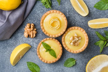 Tartlets taze limon ve nane yaprakları ile ev yapımı limon lor