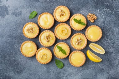 Tartlets taze limon ve nane yaprakları ile ev yapımı limon lor