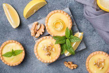 Tartlets taze limon ve nane yaprakları ile ev yapımı limon lor