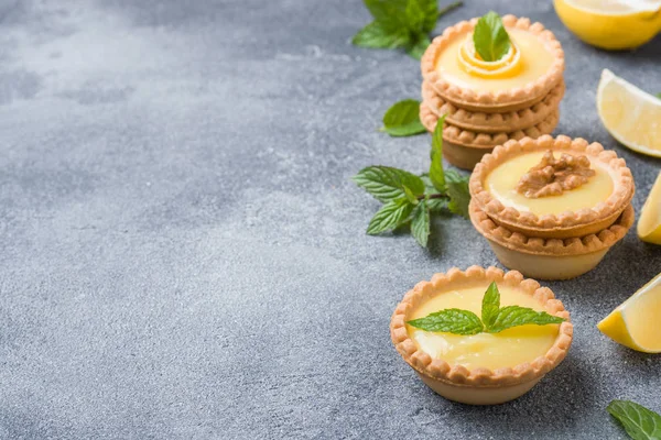 Cagliata Limone Fatta Casa Tortine Con Limone Fresco Foglie Menta — Foto Stock