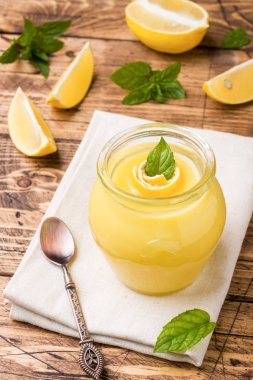 Taze limon, rustik ahşap arka plan kopya alanı ile cam kavanozlara ev yapımı limon lor.