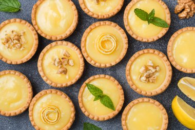 Tartlets taze limon ve nane yaprakları ile ev yapımı limon lor