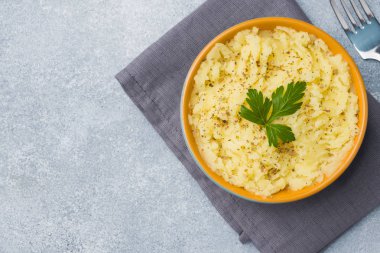 Otlar, kruton ve limon peçete kopya alanı üzerinde bir plaka ile patates püresi