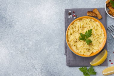 Otlar, kruton ve limon peçete kopya alanı üzerinde bir plaka ile patates püresi
