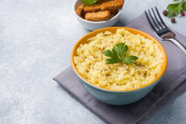 Otlar, kruton ve peçeteler bir tabağa limon ile patates püresi