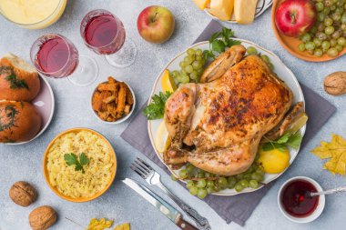 Fırında tavuk, patates püresi ve şenlikli masaya akşam yemeğinde şarap bardakları