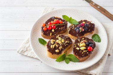 Çikolatalı hamur, Antep fıstığı ve bir plaka üzerinde taze çilek ile sandviç