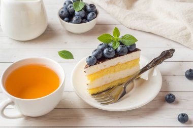 Bir sufle sır ve taze yaban mersini ile pasta