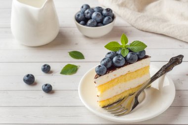 Bir sufle sır ve taze yaban mersini ile pasta