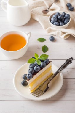 Bir sufle sır ve taze yaban mersini ile pasta