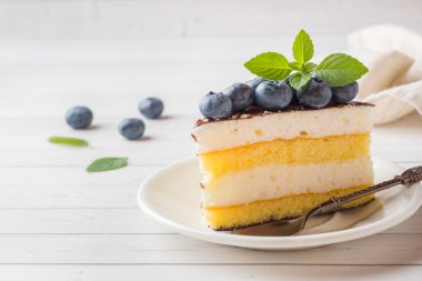 Bir sufle sır ve taze yaban mersini ile pasta