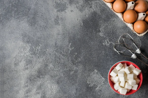 Concepto Cocina Casera Huevos Azúcar Con Batidor Una Mesa Oscura — Foto de Stock