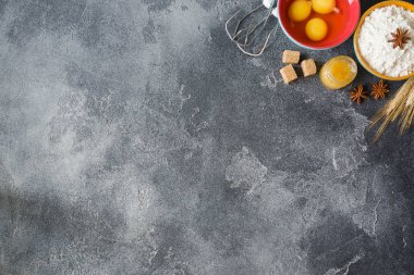 evde bir pasta pişirme için malzemeler. Un ve şeker, yumurta tereyağı ile karanlık bir acımasız masaya baharat. Seçici odak