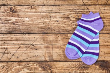 Ahşap arka plan çorap. kısa kadın ayakkabı altında renk çorap.
