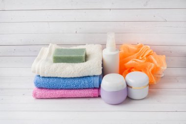 Spa ve sağlıklı yaşam konsepti üzerine beyaz arka plan. Havlu krem sabun ve banyo aksesuarları