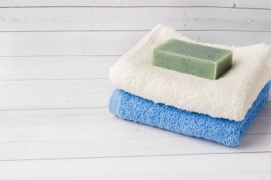 Spa ve sağlıklı yaşam konsepti üzerine beyaz arka plan. Havlu krem sabun ve banyo aksesuarları kopya alanı