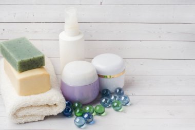 Spa ve sağlıklı yaşam konsepti üzerine beyaz arka plan. Havlu krem sabun ve banyo aksesuarları kopya alanı