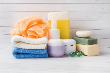 Spa ve sağlıklı yaşam konsepti üzerine beyaz arka plan. Havlu krem sabun ve banyo aksesuarları