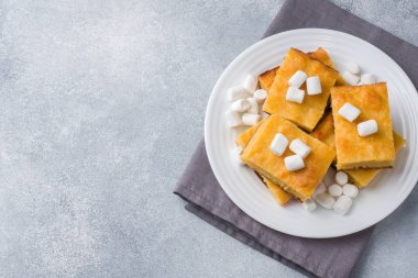 Uzay lezzetli kabak pasta krema ve fındık bir plaka ile parçalarını kopyalayın