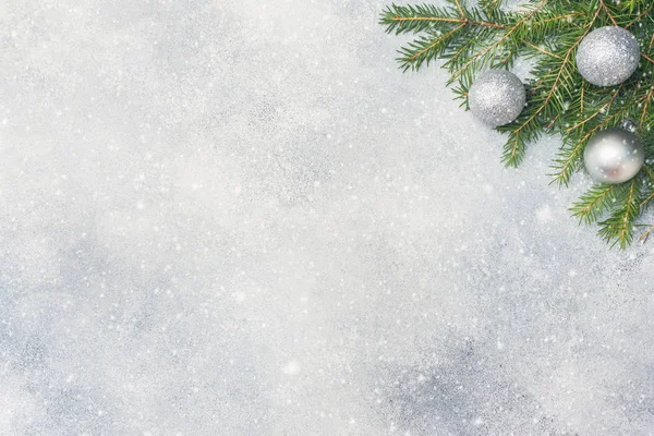 灰色の背景のクリスマス風景 おもちゃおよび枝モミ 新年コンセプト コピー スペース — ストック写真