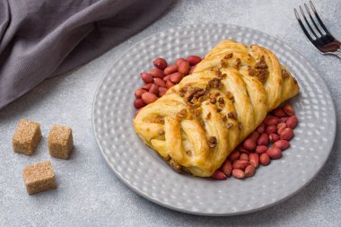 Fıstık ve kahvaltı için doldurma karamel ile puf böreği