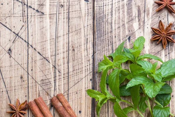 Menta Fresca Verde Especias Canela Anís Mesa Madera Espacio Para —  Fotos de Stock