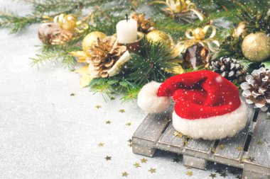 Santa Claus şapka Noel ağaçları arka plan üzerinde. Noel süsleri. Yeni yıl kavramı.