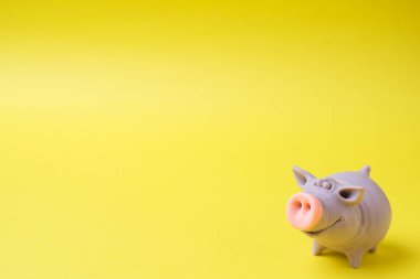 Sarı bir arka plan üzerinde şekil komik oyuncak domuz. Kopya alanı.