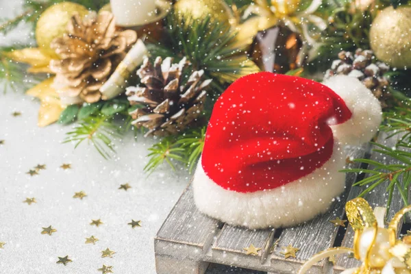 クリスマス ツリーの背景にサンタ クロースの帽子 クリスマスの装飾 新しい年の概念 — ストック写真