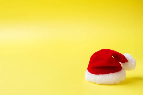 Рождественская Концепция Нового Года Красная Шляпа Санты Жёлтом Фоне Копирование — стоковое фото