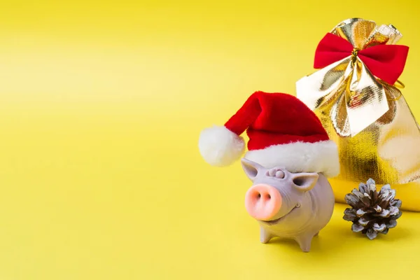 Рождественская Концепция Нового Года Фигура Свиньи Шляпе Санты Конусы Подарки — стоковое фото