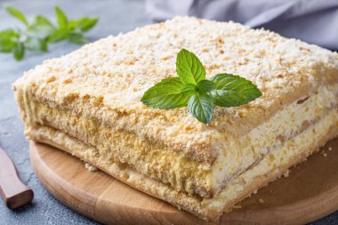 Koyu arka plan üzerine nane ile krem Napoleon yağlı vanilyalı dilim pastayla katmanlı