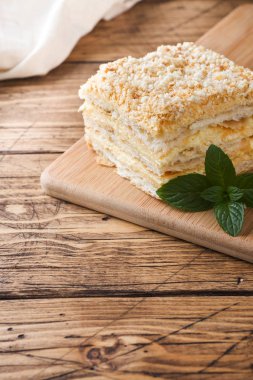 Ahşap zemin üzerine nane ile krem Napoleon yağlı vanilyalı dilim pastayla katmanlı