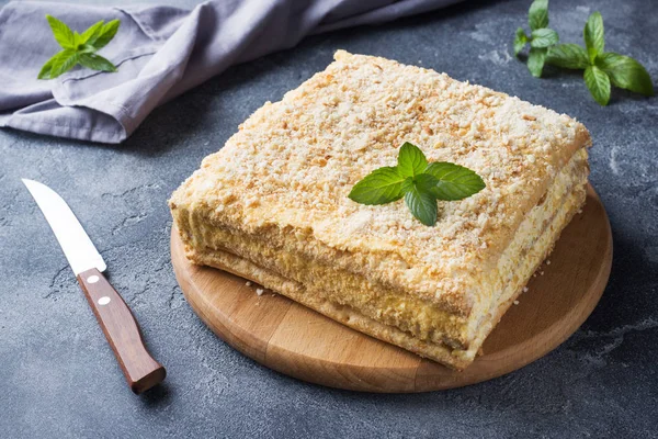 Skiktad Kaka Med Grädde Napoleon Millefeuille Vanilj Skiva Med Mynta — Stockfoto